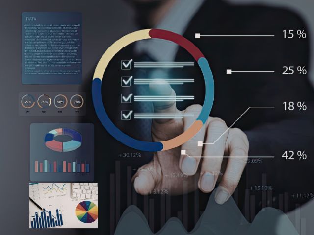 Empresario analizando estrategia de marketing digital en Honduras